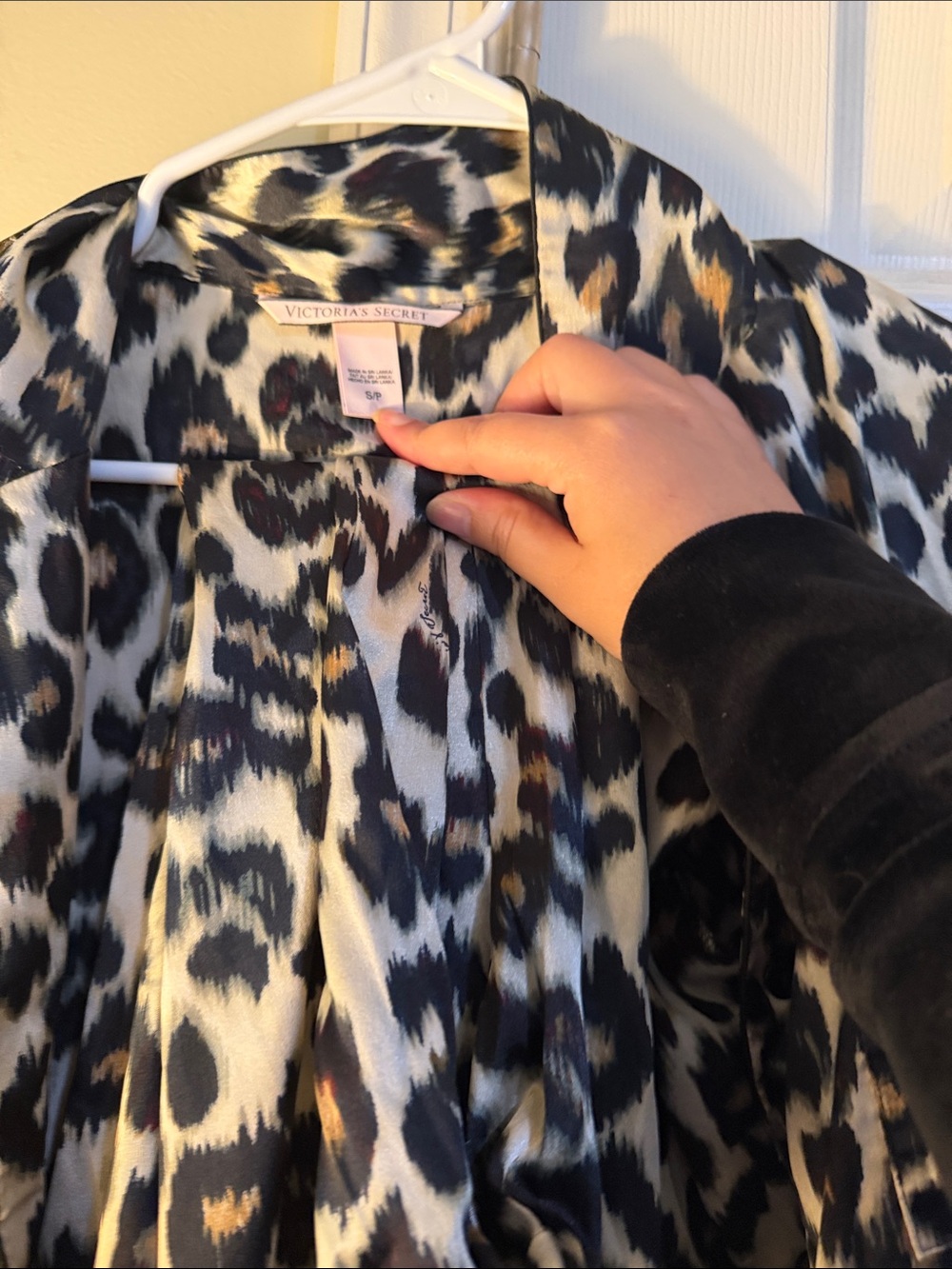 Victoria's Secret Black & Cream Leopard Print satin pajama set size small